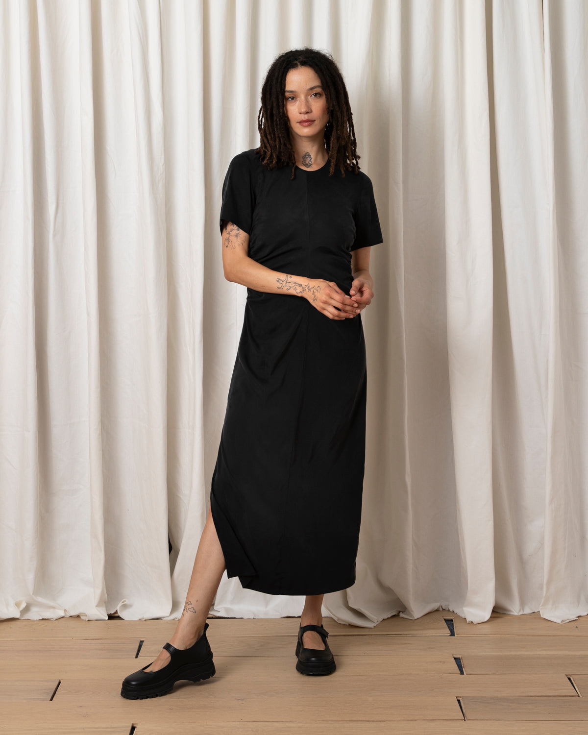 SIDE RUCHED FORM DRESS - BLACK