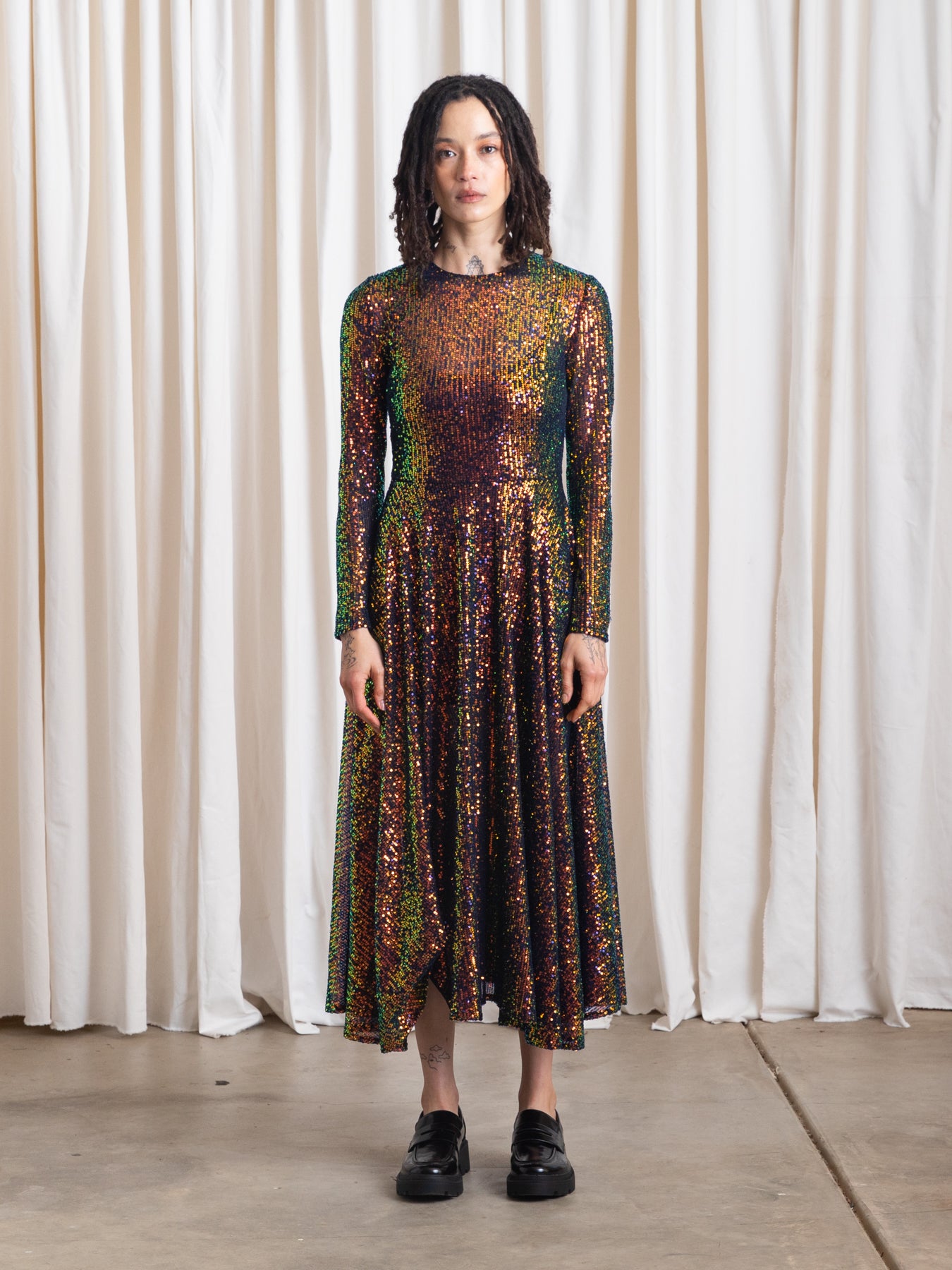 SEQUINS FITTED DRESS - IRIDESCENT