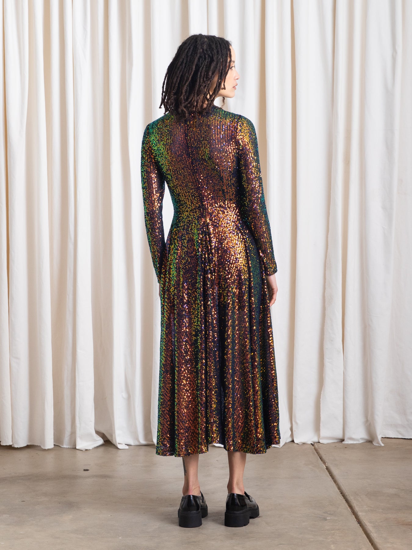 SEQUINS FITTED DRESS - IRIDESCENT