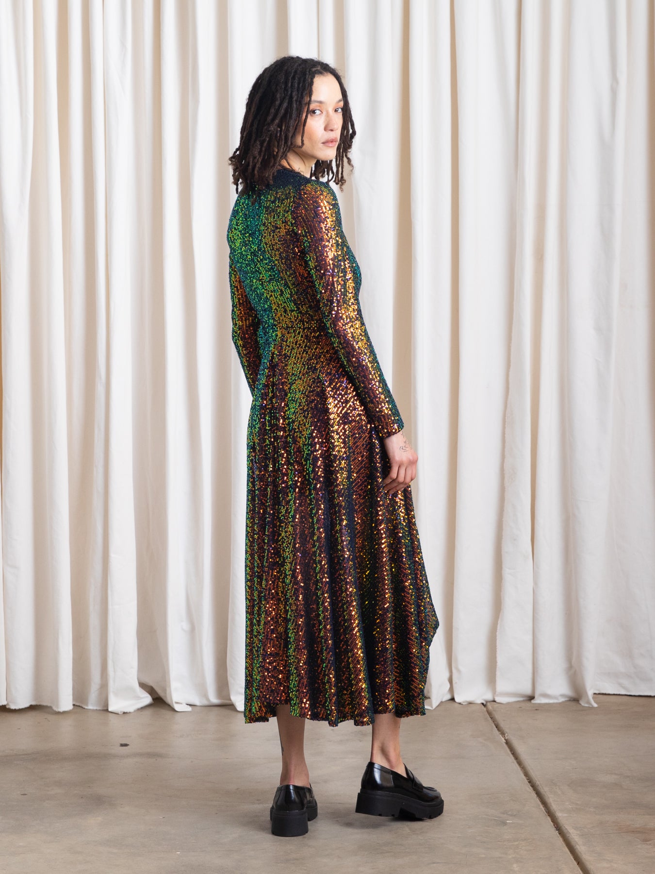 SEQUINS FITTED DRESS - IRIDESCENT