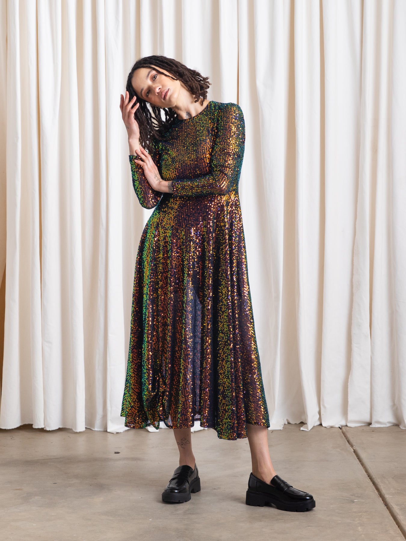 SEQUINS FITTED DRESS - IRIDESCENT