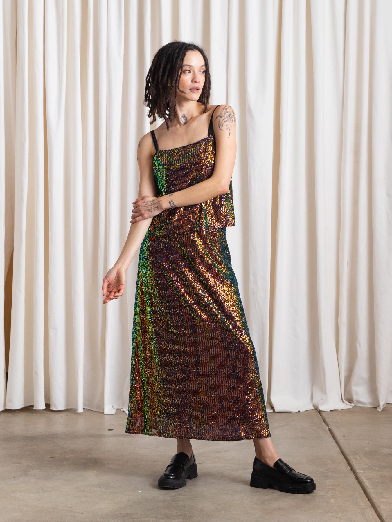 SEQUINS SLIM MIDI SKIRT - IRIDESCENT