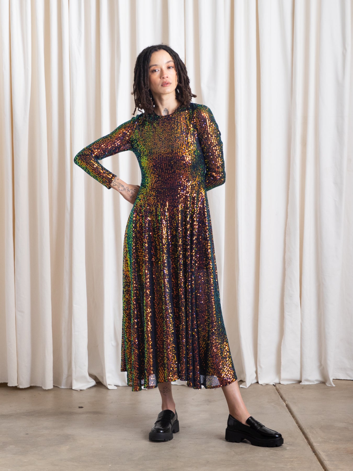 SEQUINS FITTED DRESS - IRIDESCENT