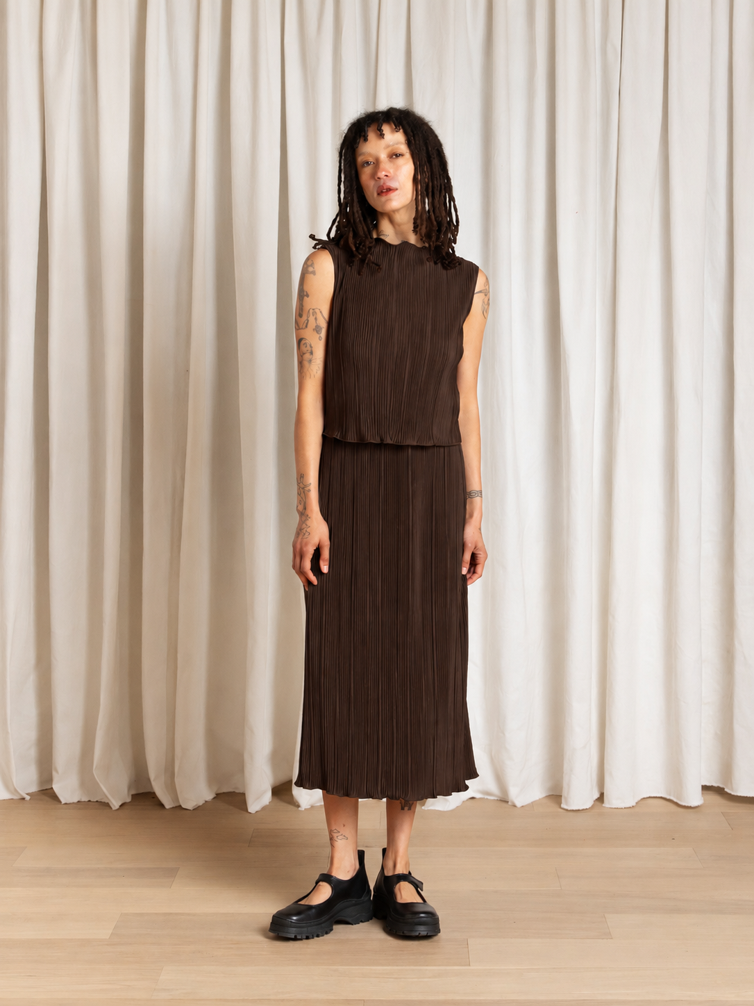 SAMPLE - PLEATED SLIM MIDI SKIRT - DARK BROWN