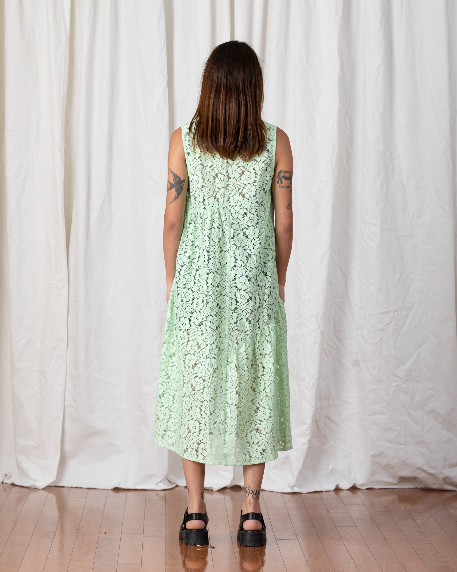 LACE V-NECK DRESS W/ GATHERS - SEA FOAM GREEN