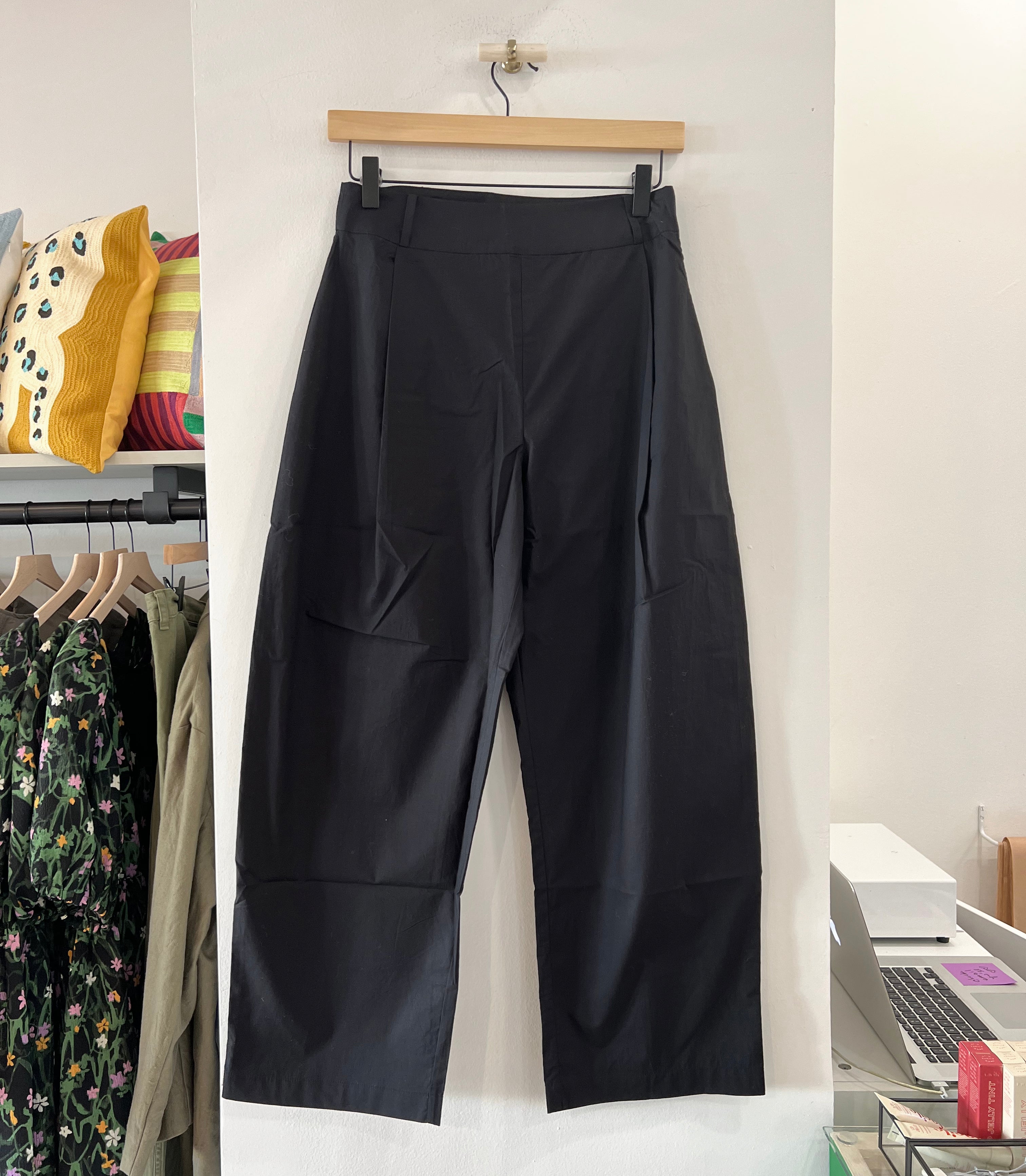 PLEATED PANT - BLACK