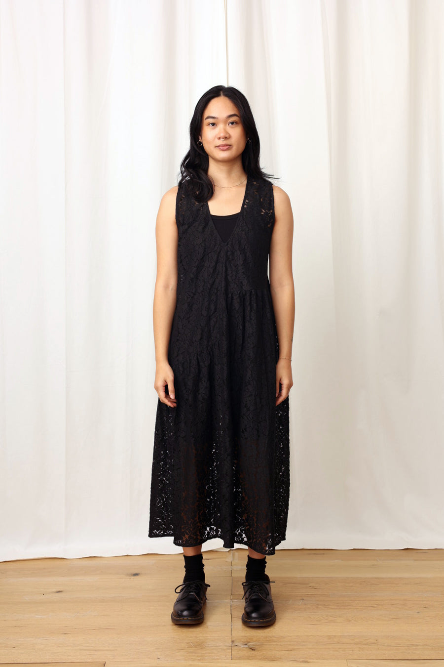 LACE V-NECK DRESS W/ GATHERS - BLACK