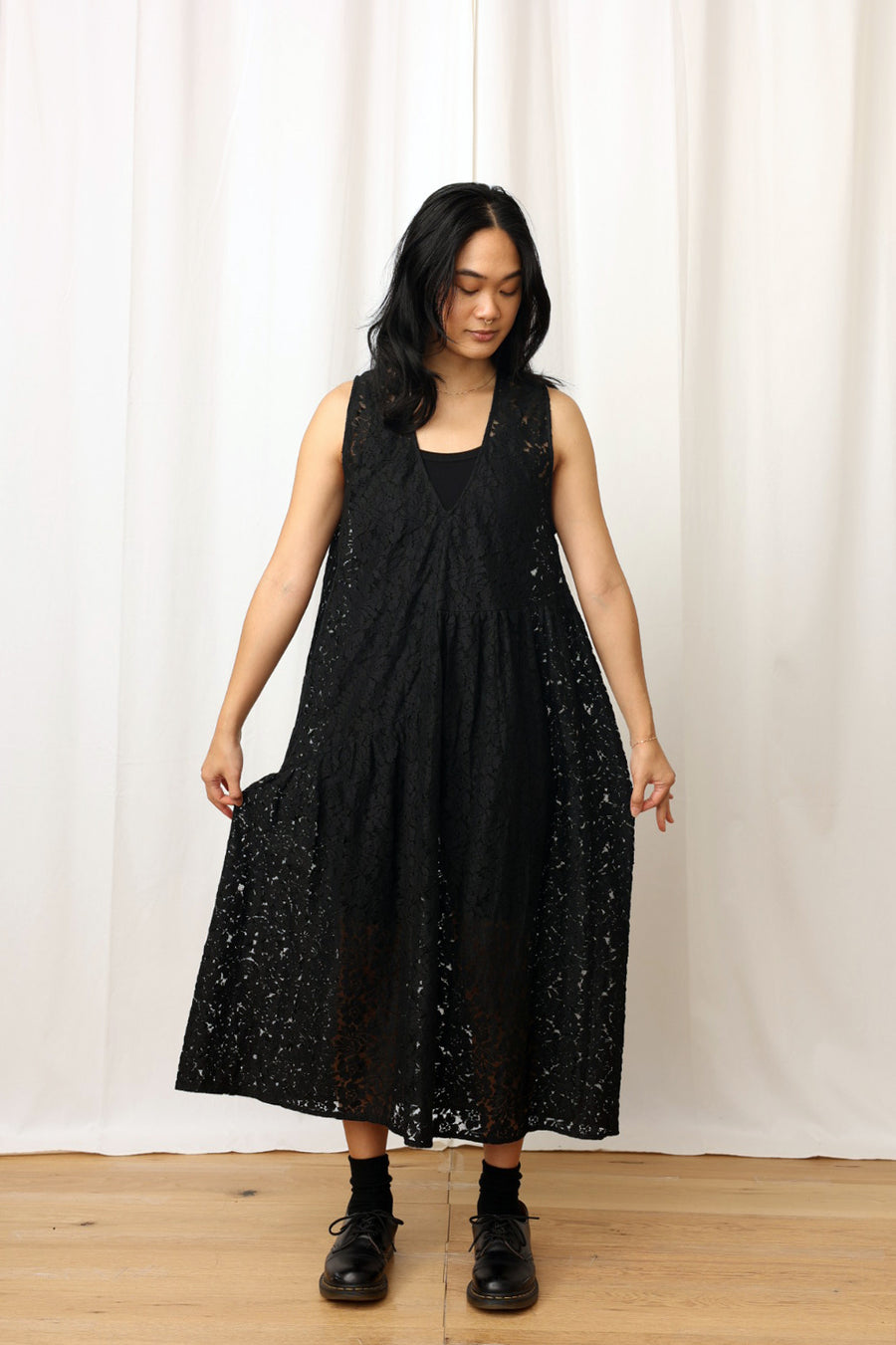 LACE V-NECK DRESS W/ GATHERS - BLACK